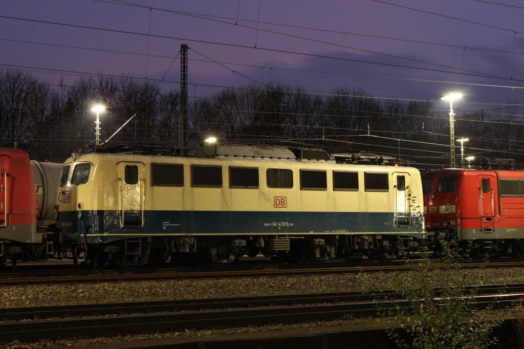 140 423 verbringt mit einer Schwester ihrer Baureihe und einer 151 die Nacht in Aachen-West.