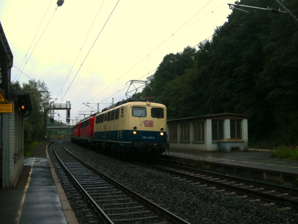 140 423 zieht Schrottloks der Baureihe 140 durch Stolberg Hbf.
