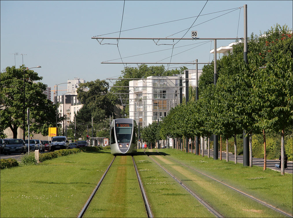 . Breiter gr�ner Bahnk�rper mit Citadis 117 auf dem Weg in Richtung Innenstadt. Im Hintergrund ist noch die Haltestelle  Courlancy  erkennbar. 24.07.2012 (Matthias)