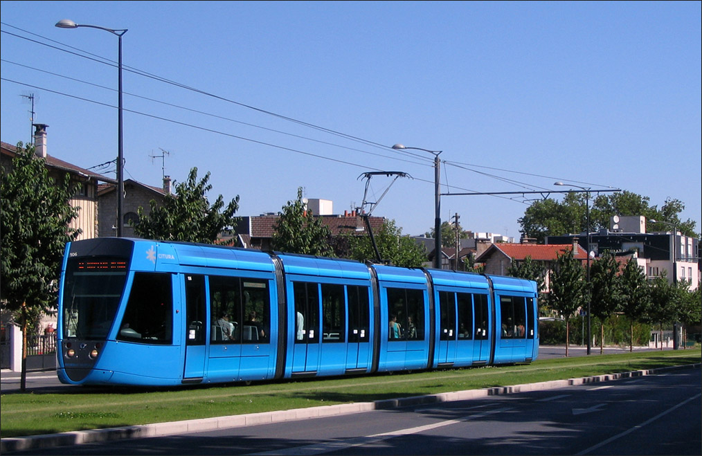 . Citadis 106 kurz vor der Haltestelle  Frachet d'Esperey . 24.07.2012 (Gisela)