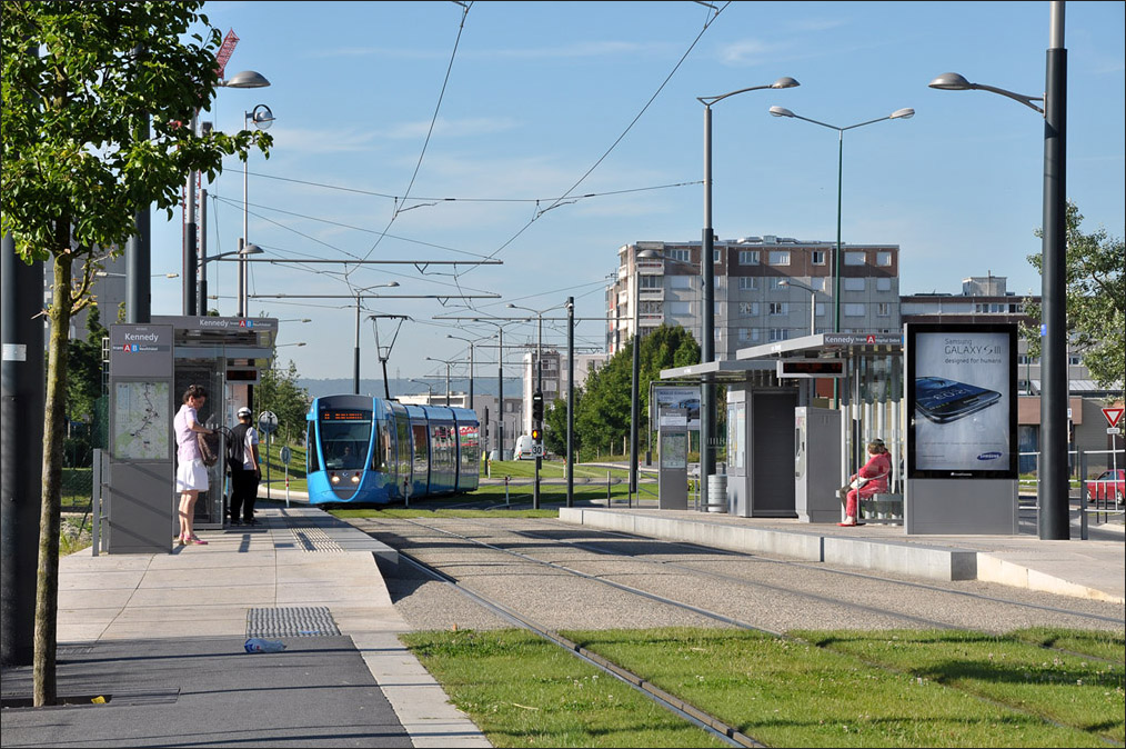 . Die Haltestelle  Kennedy  mit der blauen 105. 24.07.2012 (Jonas)