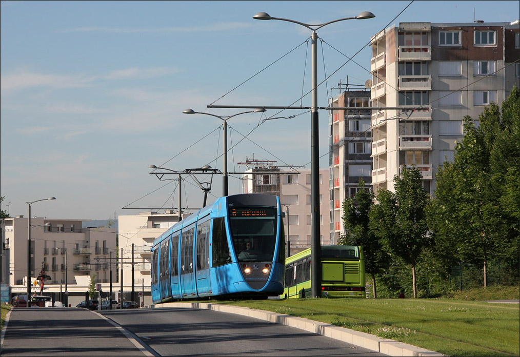 . Die Kuppe in die andere Richtung gesehen. Wagen 105 erreicht bald die Haltestelle  Kennedy . 24.07.2012 (Matthias)