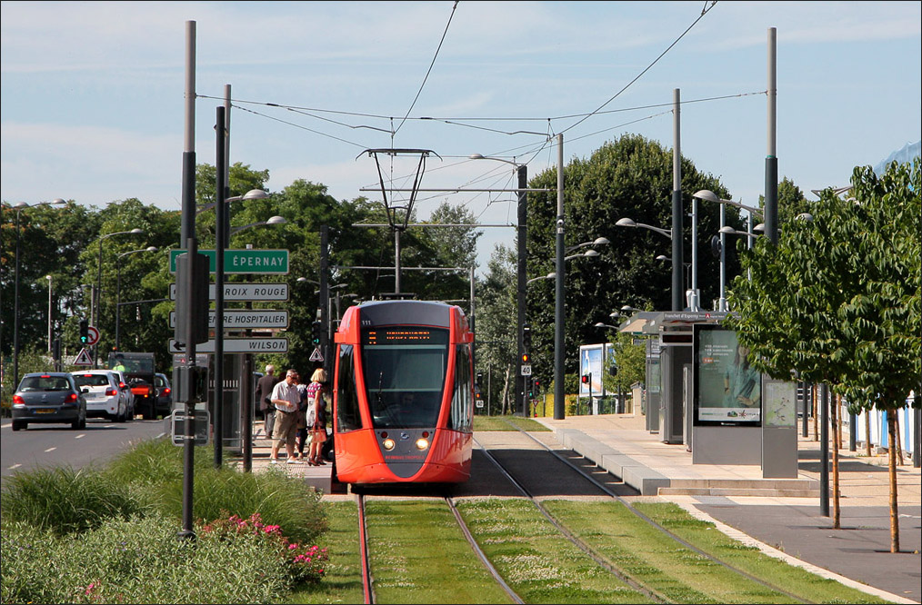 . Haltestelle  Franchet d'Esperey  mit orangefarbenen Wagen 111. 24.07.2012 (Matthias)