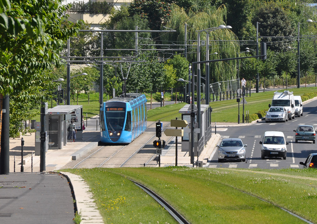 . Tram 106 f�hrt in die Haltestelle  Courlancy  ein. 24.07.2012 (Jonas)