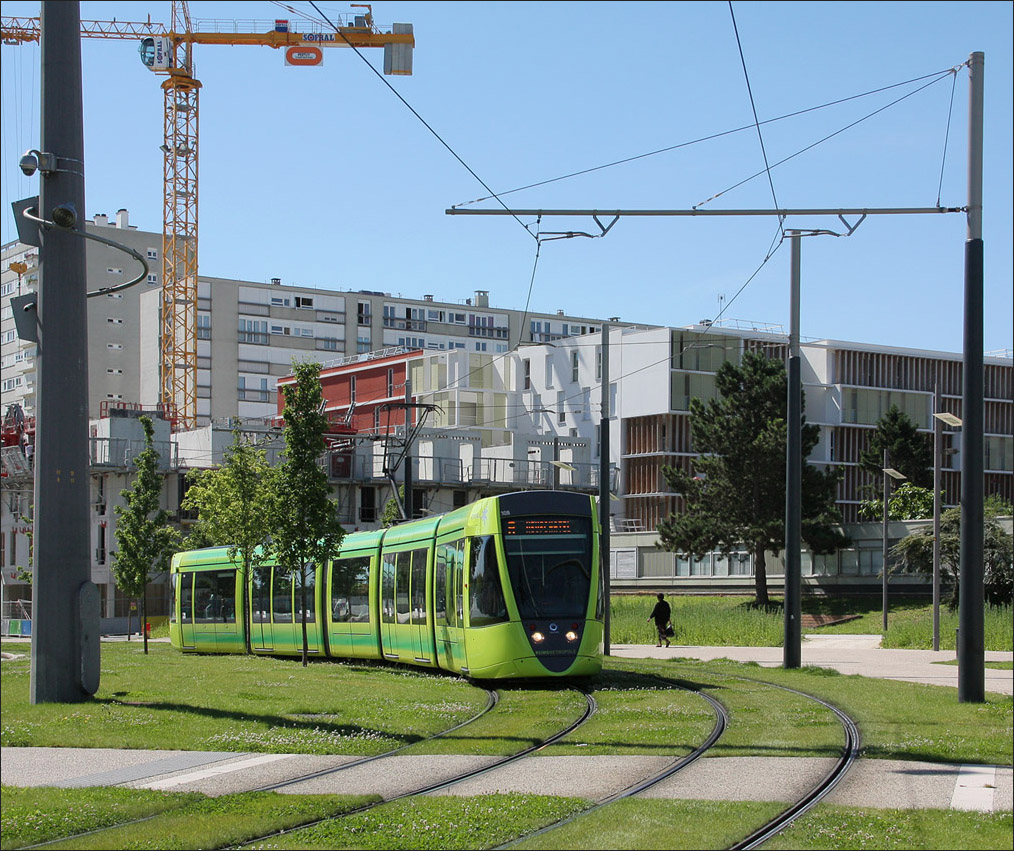 . Tram 108 hat die Haltestelle  Campus Croix Rouge  verlassen und biegt dann in nord�stlicher Richtung ab. 23.07.2012 (Matthias)