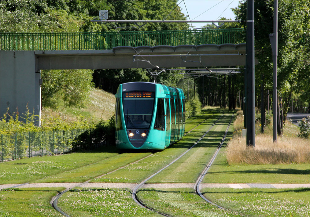 . Tram 114 ist hier stadtausw�rts unterwegs und hat gerade das kleine W�ldchen durchfahren und wird gleich nach dem Bogen in die Haltestelle  Campus Croix Rouge  einfahren. 23.07.2012 (Matthias)