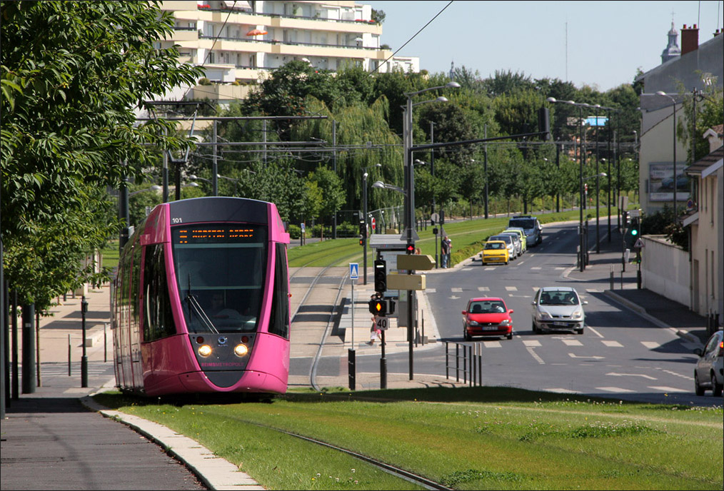 . Wagen 101 in Magenta bew�ltigt die Steigung hinter der Haltestelle  Courlancy . 24.07.2012 (Matthias)