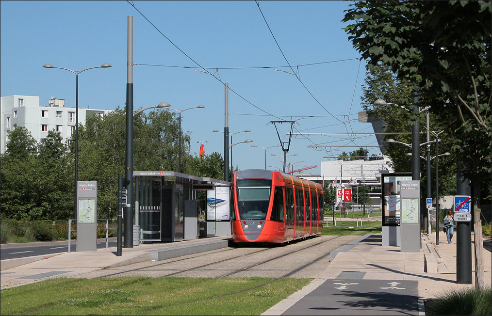 . Wagen 103 in der s�dlichen Endhaltestelle der Linie A  H�pital Debr� . 23.07.2012 (Matthias)