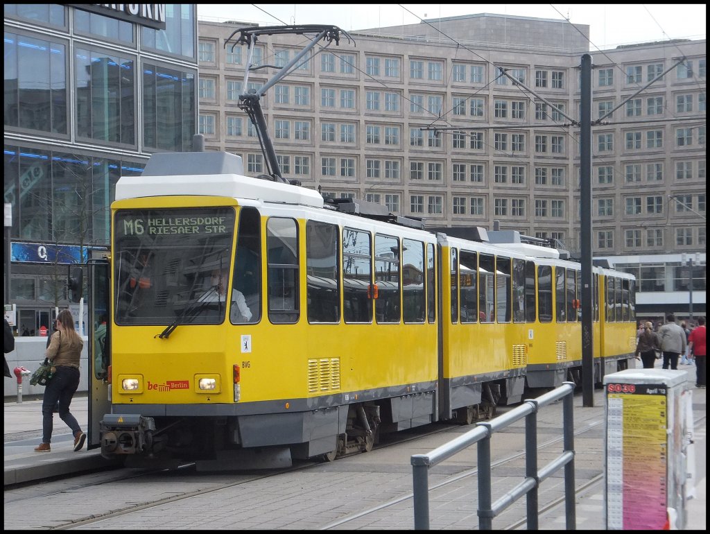 �ltere Tatra Stra�enbahn in Berlin am Alexanderplatz.