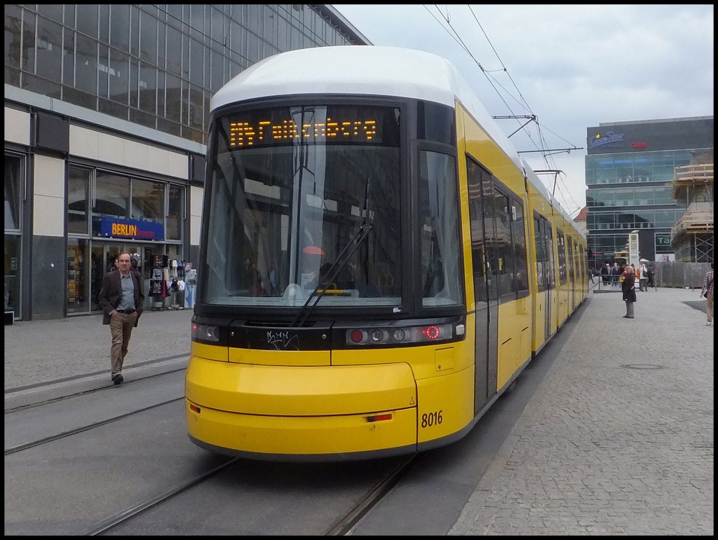 Moderne Stra�enbahn in Berlin am Alexanderplatz. 

