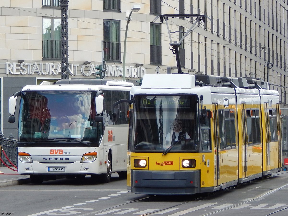 GT6 N-U Nr. 2015 der BVG in Berlin. Daneben steht ein Setra 416 GT von BVB.net
