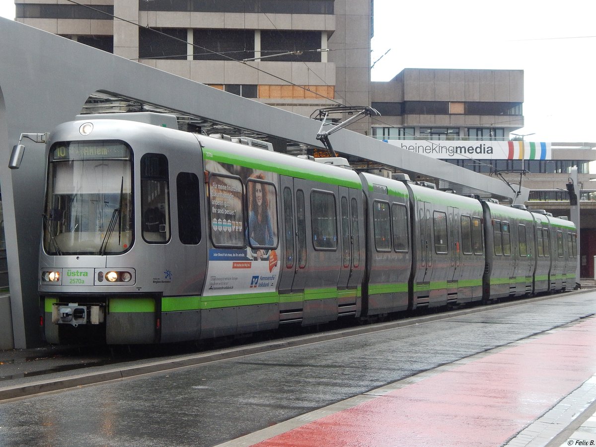 LHB 6xGlTwZR Nr. 2570 com Baujahr 1999 der üstra in Hannover.