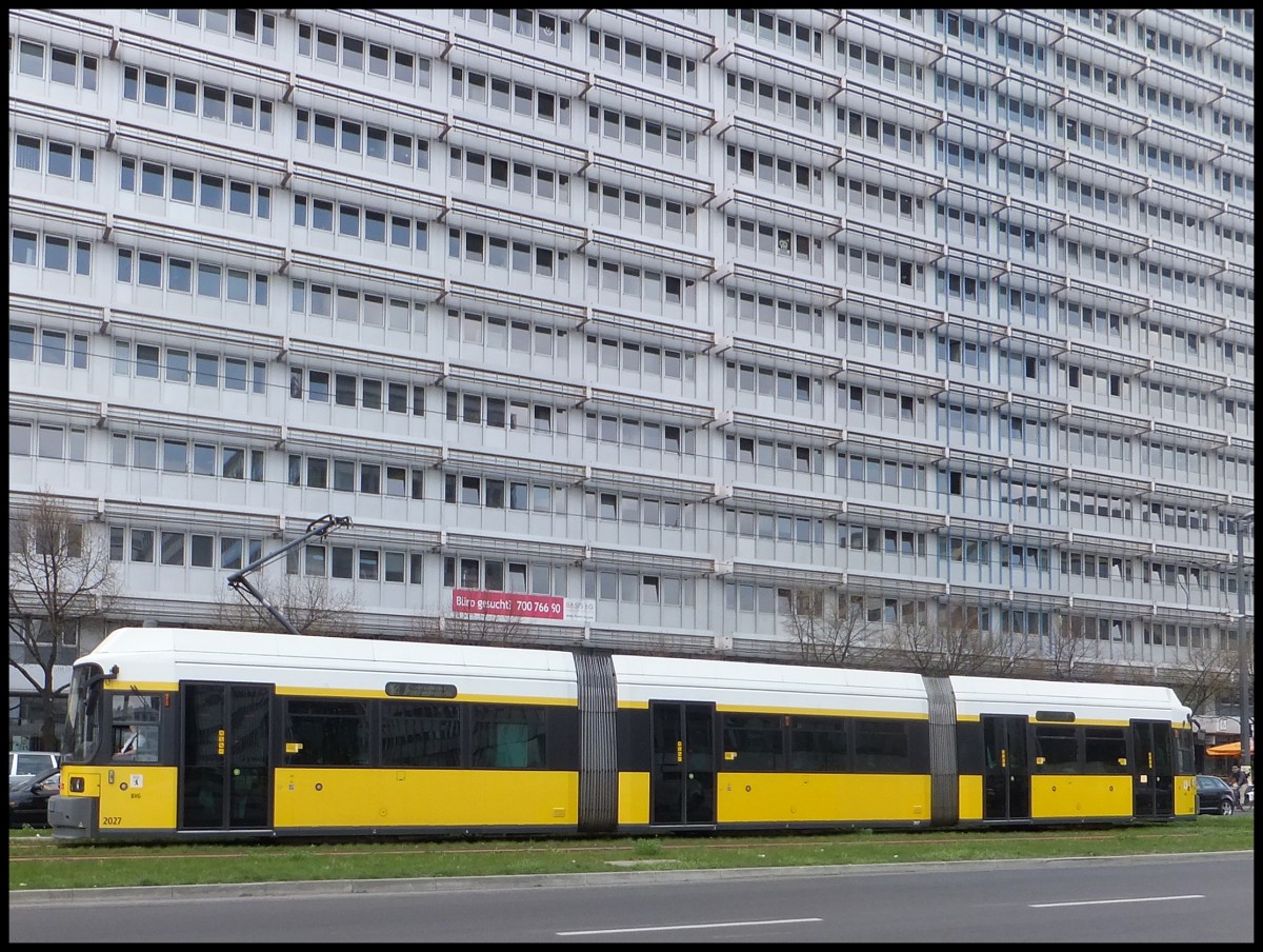 Moderne Stra�enbahn in Berlin am Alexanderplatz.